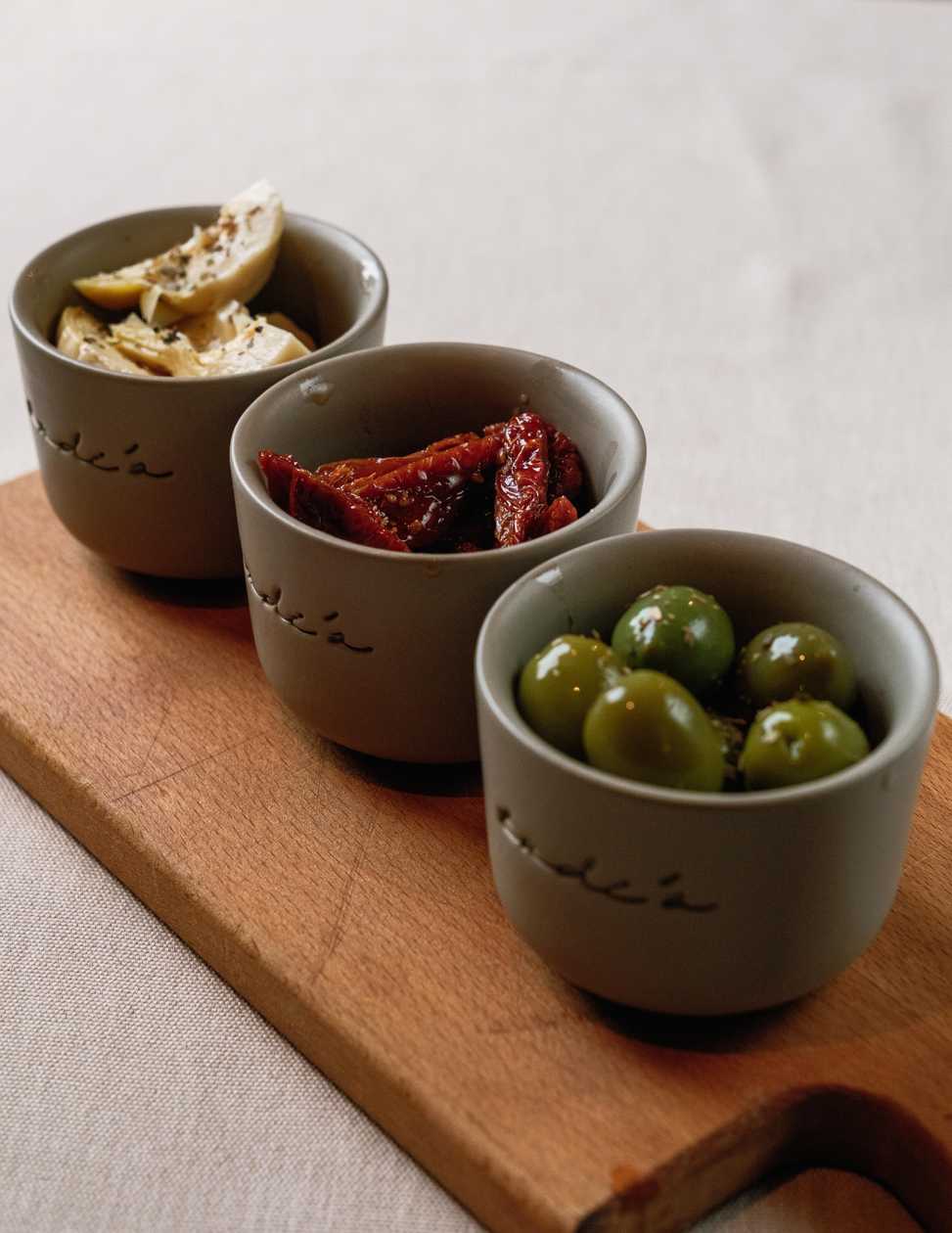 OLIVE, POMODORI SECCHI E CARCIOFI