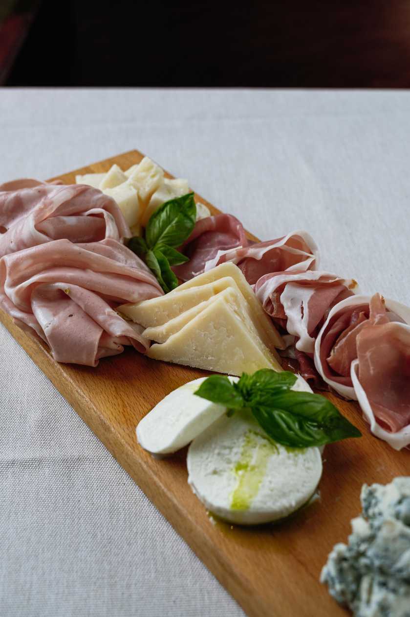 TAGLIERE DI SALUMI E FORMAGGI