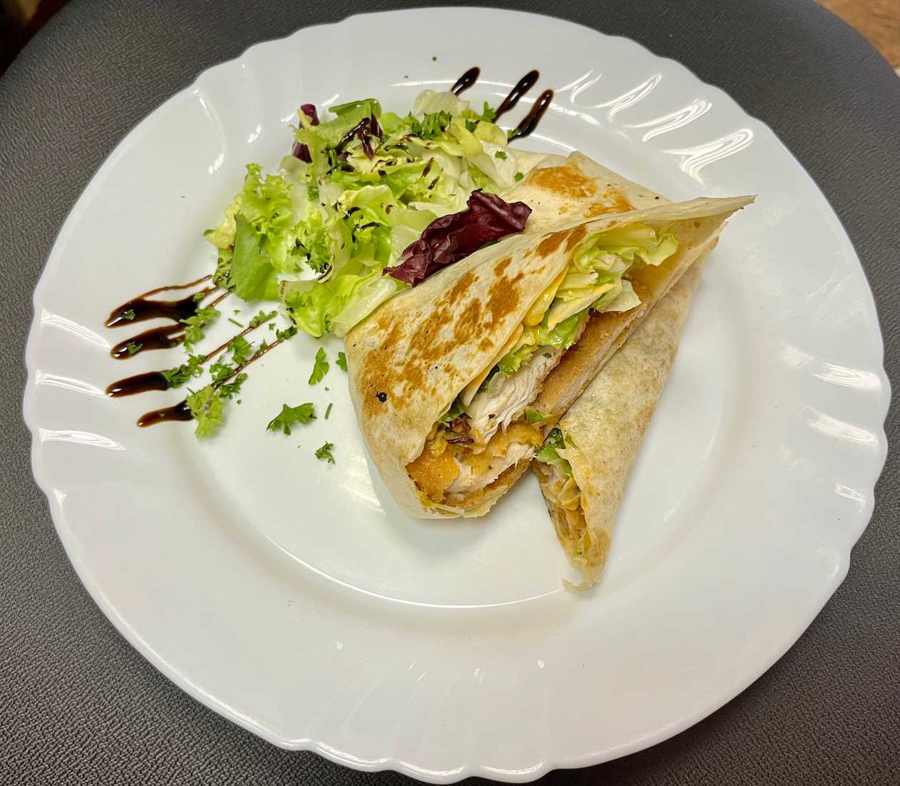 Tortilla se smaženými kuřecími prsíčky se zeleninou a dresinkem