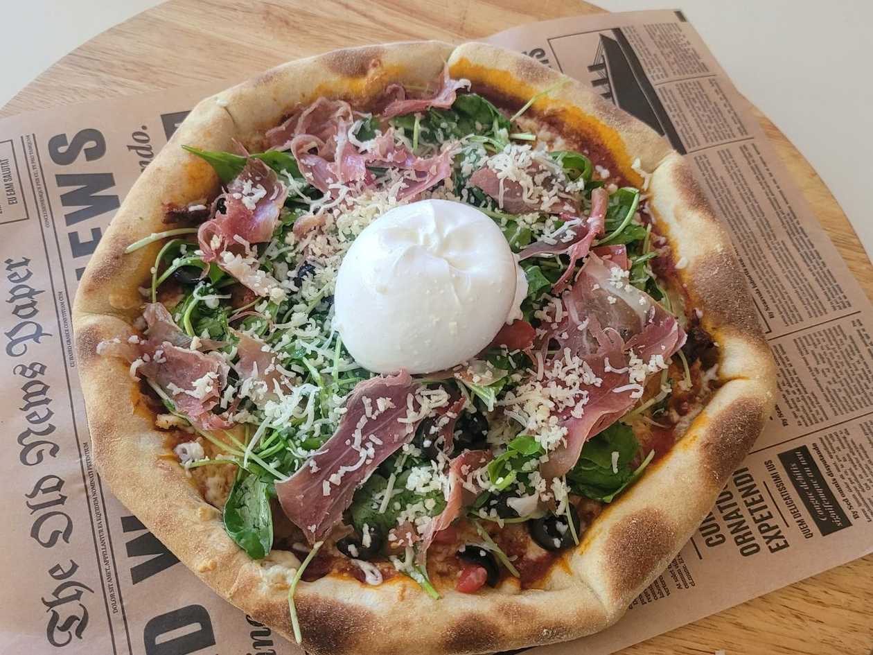 Burato with cheese rim 32 cm