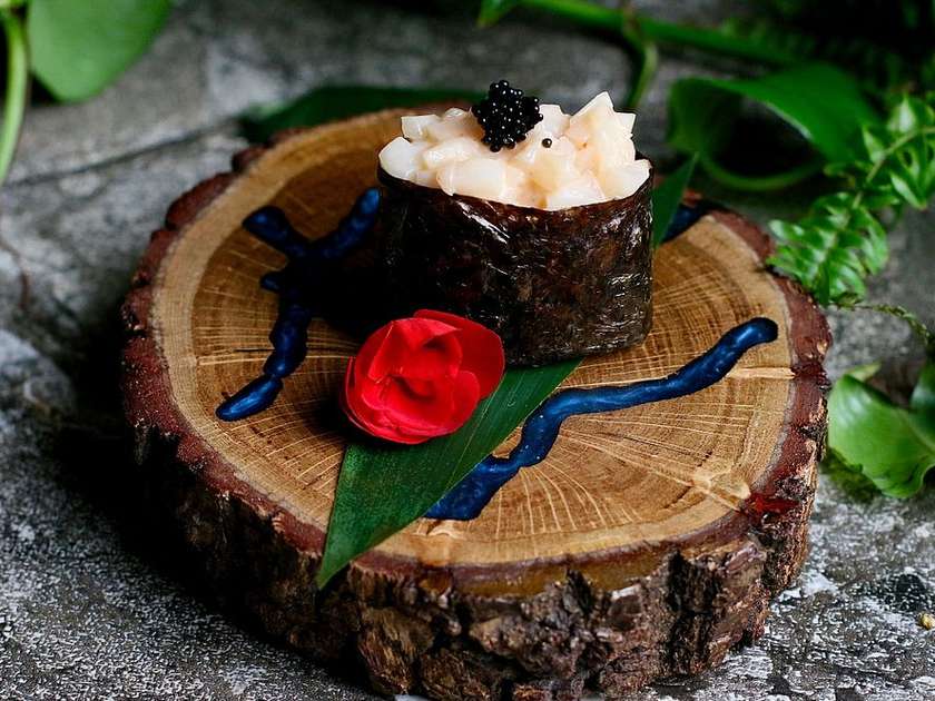 Гункан з морським гребінцем
