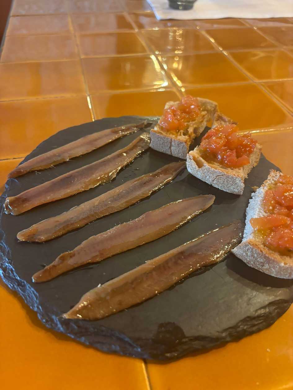 Anchovies "00" Cantabrian with bread and tomato.