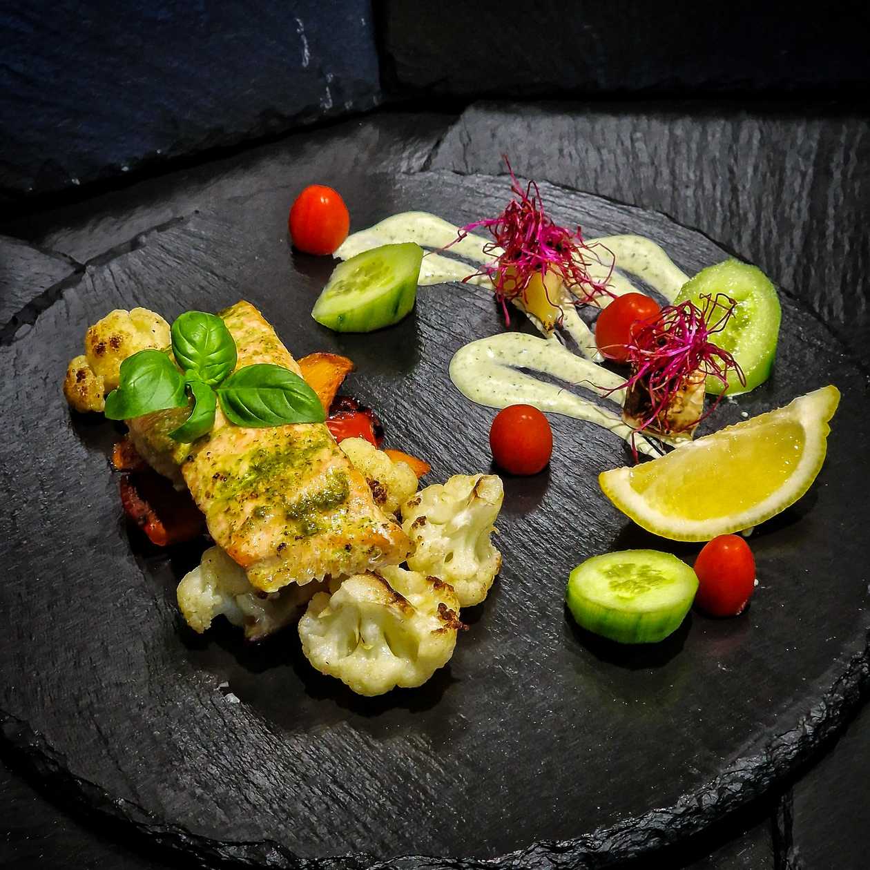 Sviestā – baltvīnā pagatavota laša fileja ar grillētiem dārzeņiem