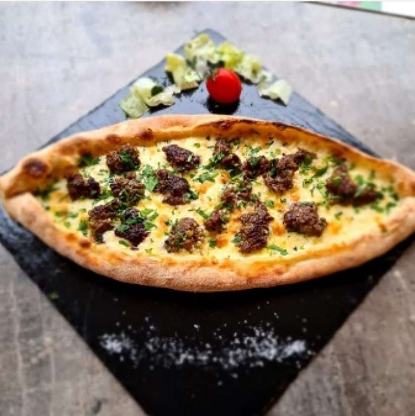 Pide cu kebab