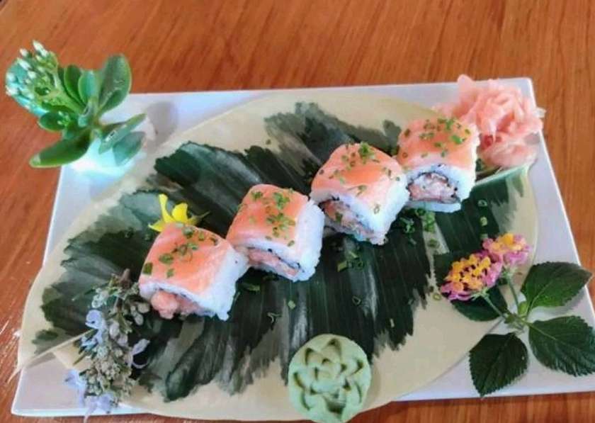 Seared Salmon Uramaki (4 pieces)