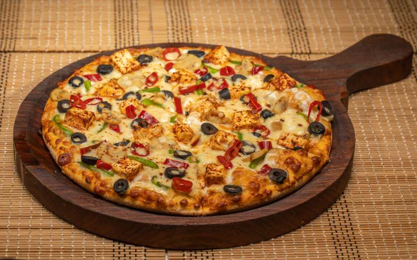 Veg Pizza (Tomato Sauce, Cheese, Mushroom, Onion, Green Pepper, Sweet Corn, Olives)