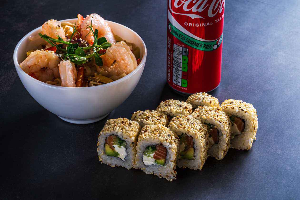 WOK M UDON ar garnelem + Philadelphia sesame 8.gab + Coca-Cola 0.2l