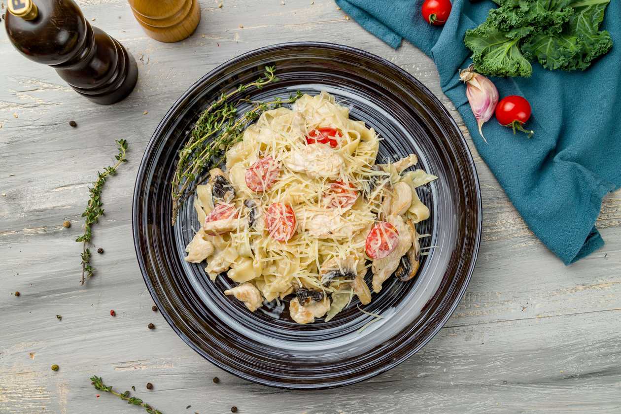 Pasta pollo funghi sos rosu 450g