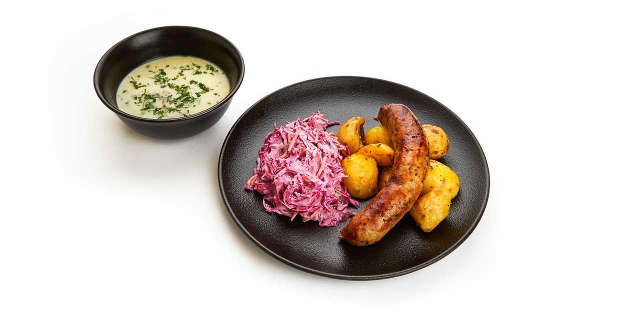 Pievagrybių sriuba bei Kepta kiaulienos dešrelė su keptomis bulvėmis bei raudonųjų kopūstų salotomis Coleslaw