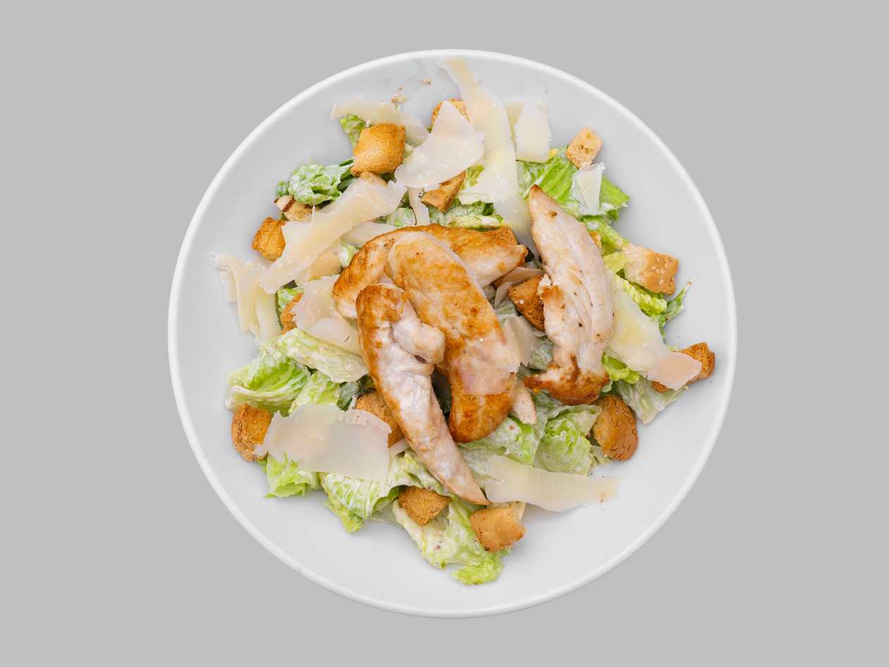 Caesar salad cu pui la gratar