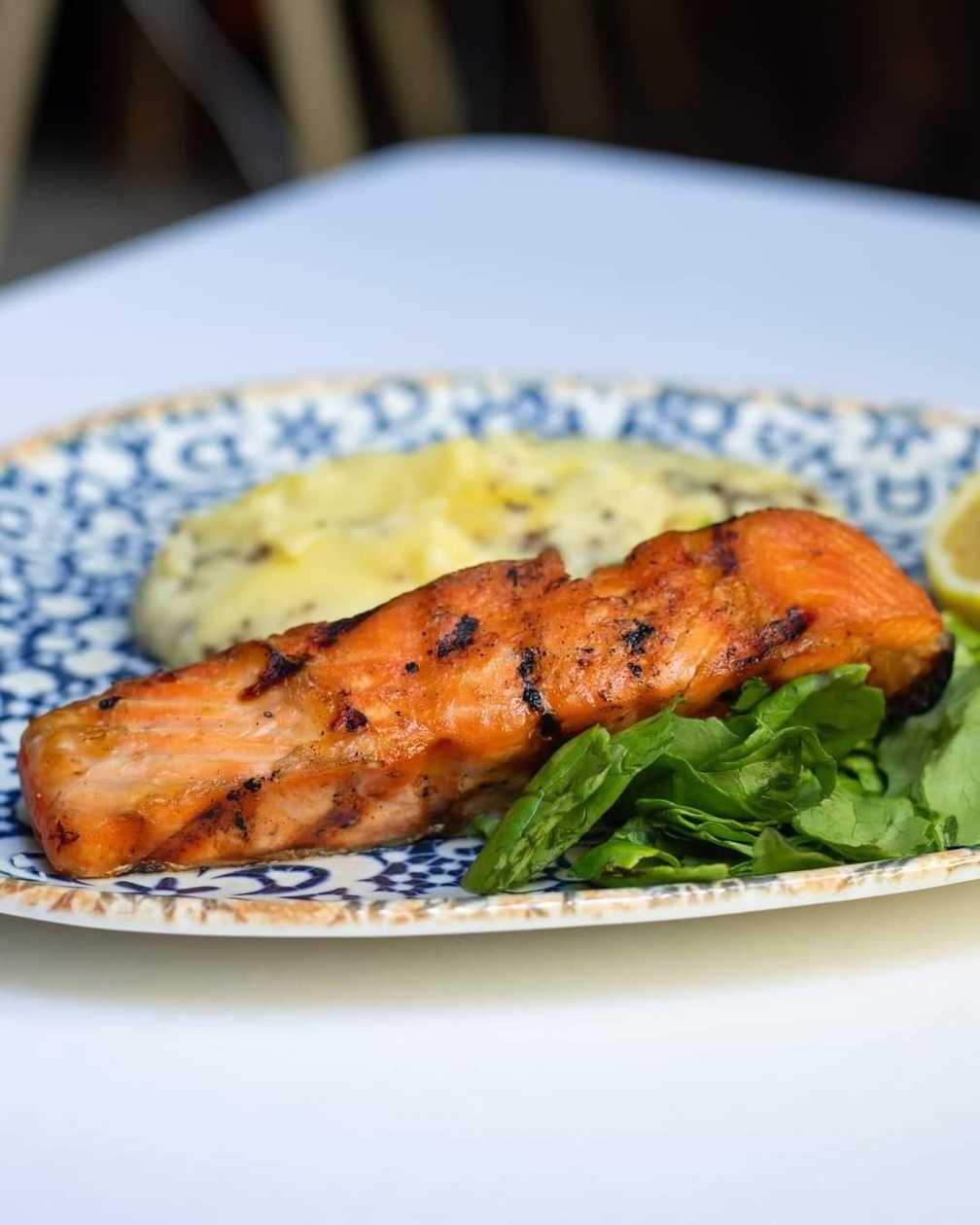 Grilled salmon fillet, mashed potatoes with truffle, lemon