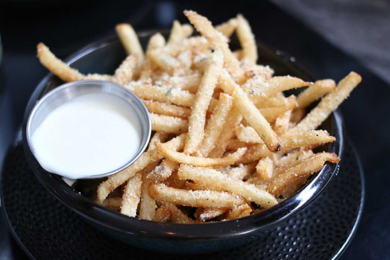 Cartofi prăjiți cu parmesan și usturoi - 200 gr