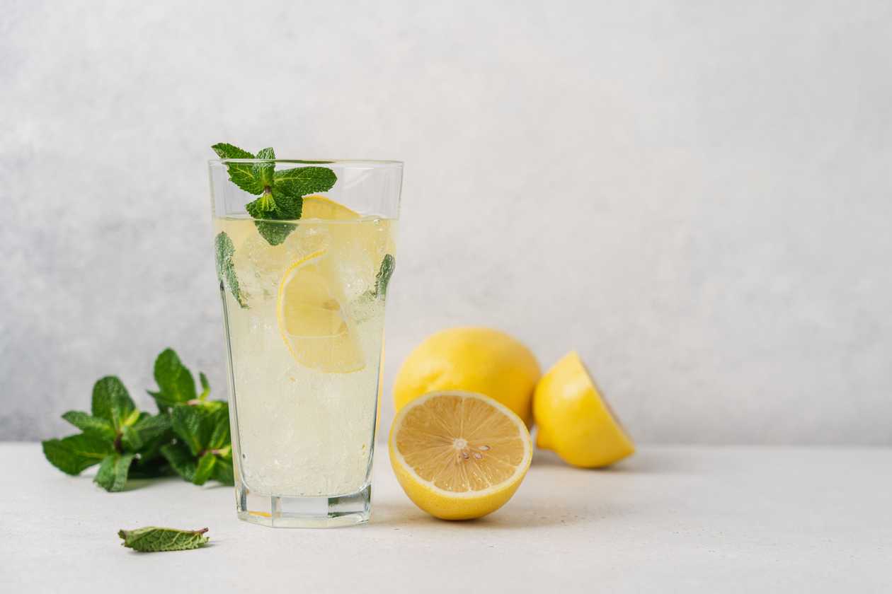 Limonadă cu mentă, miere și ghimbir