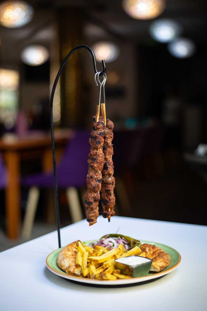 Kebab cu cartofi naturali prajiti,sos tzatziki si focaccia