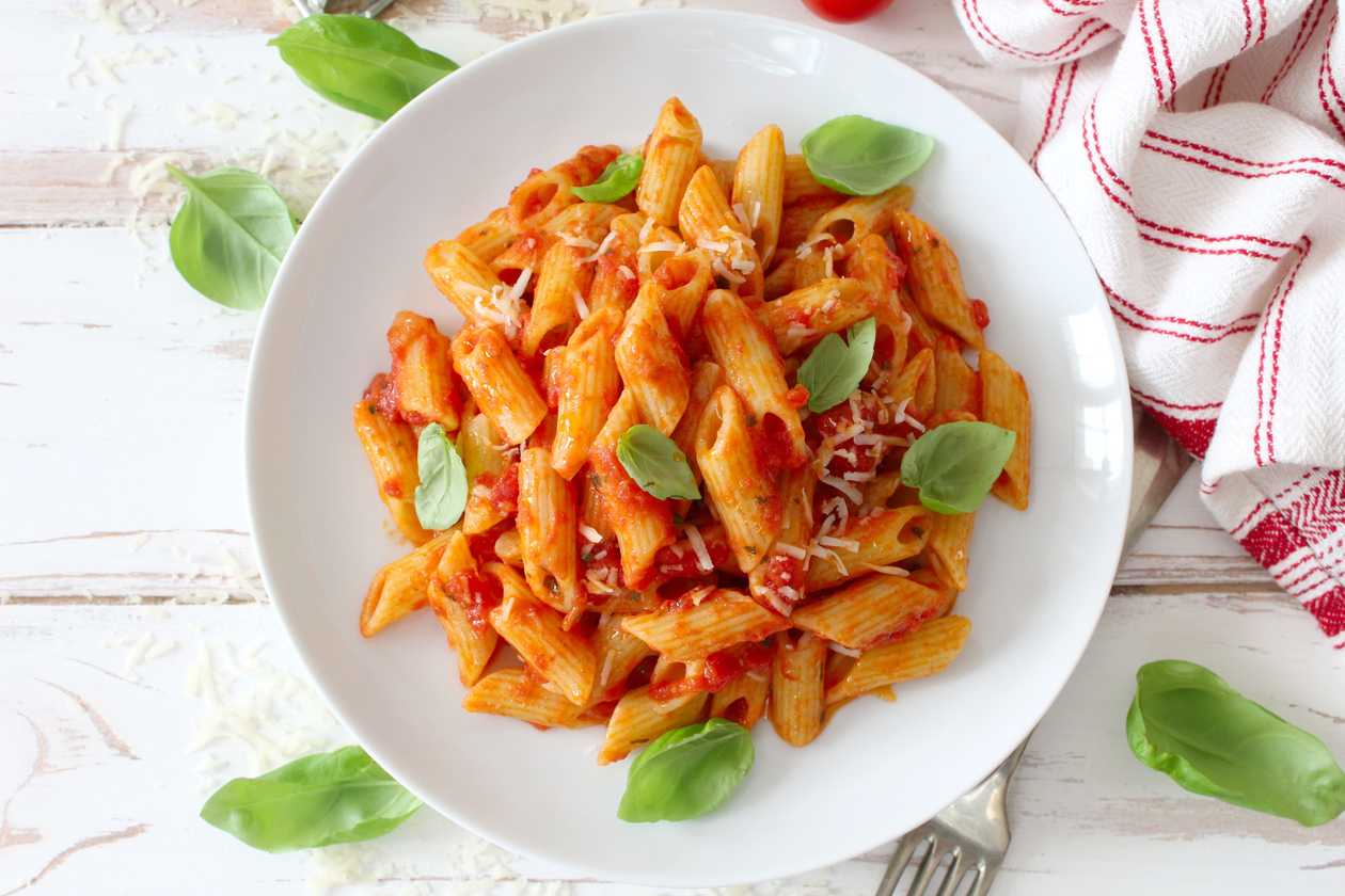 Penne cu sos de roșii și busuioc