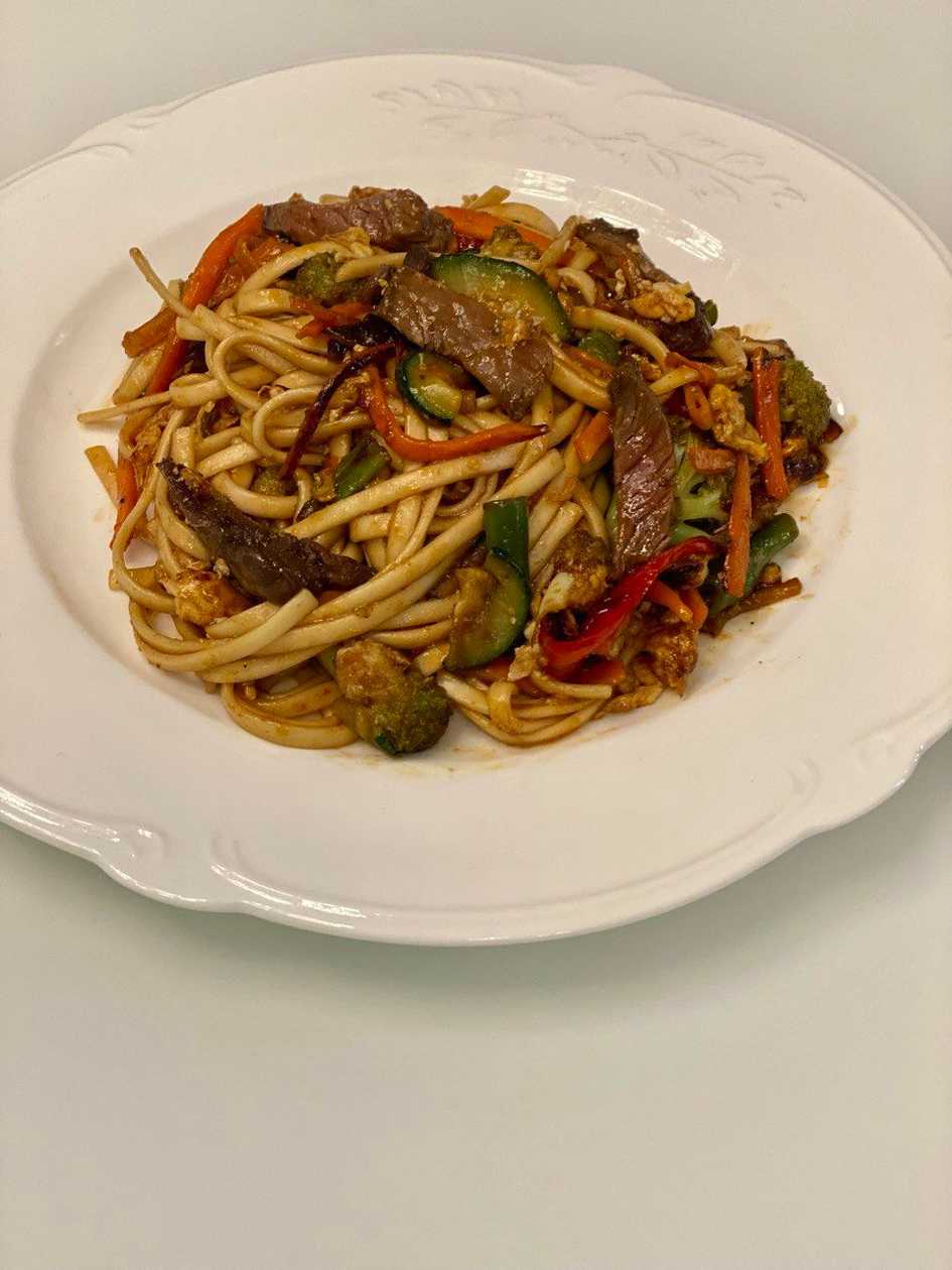 Локшина з телятиною та овочами