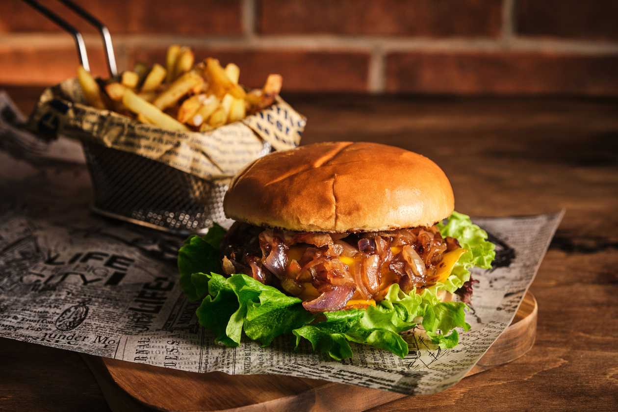Beef burger cu cartofi prajiti