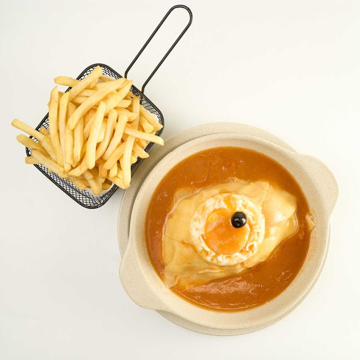 Francesinha com Ovo