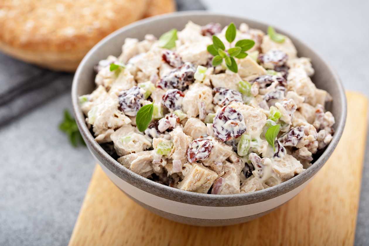 Salata cu piept de pui si dressing cu sos tzatiki