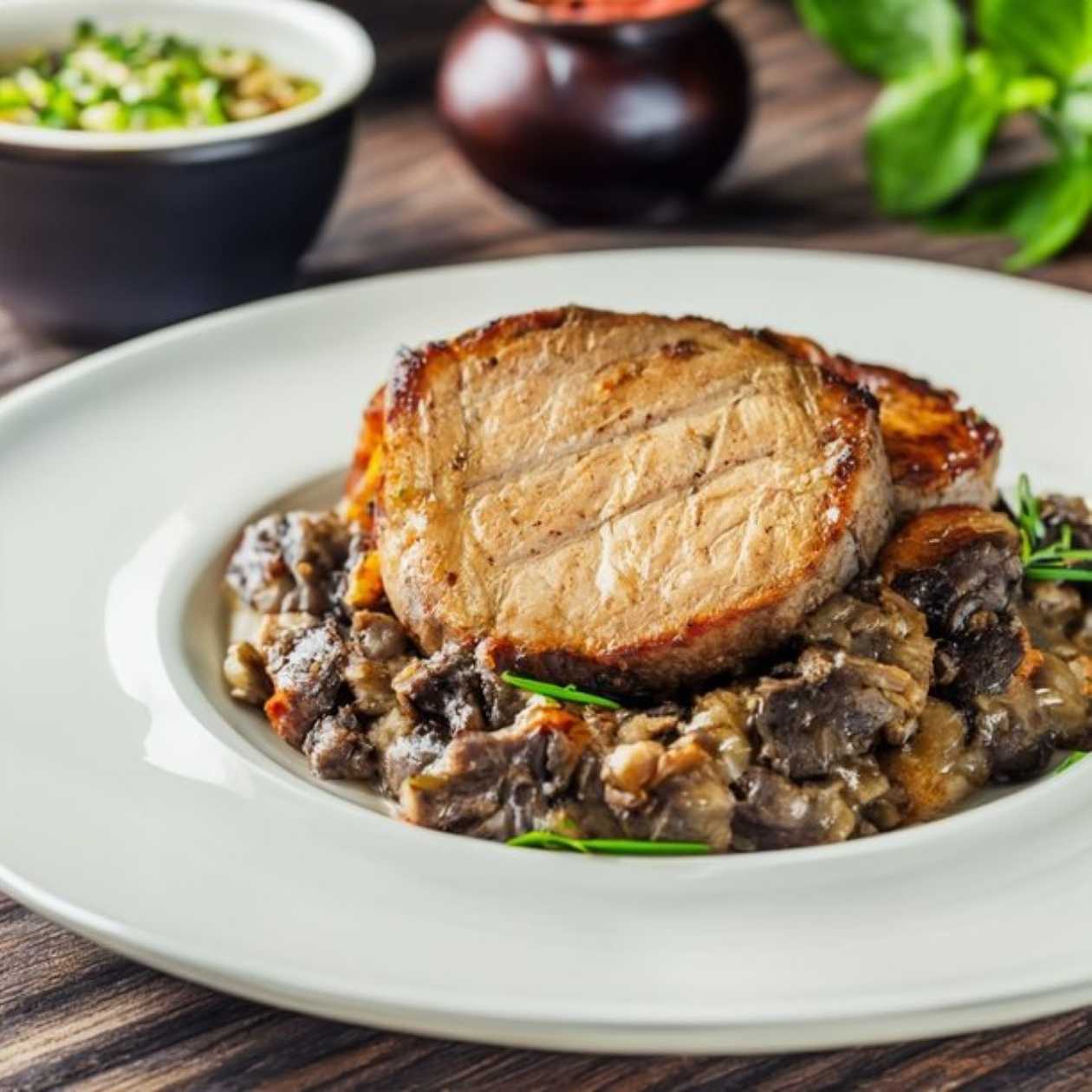 Muschiulet de porc cu sos de ciuperci porcini