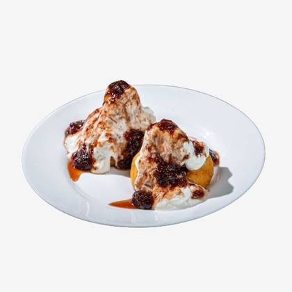 Papanasi Fierti cu Smantana si Dulceata de Casa