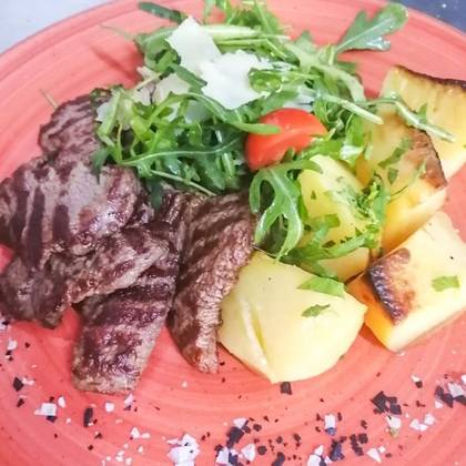 Tagliata con rucola e parmegiano