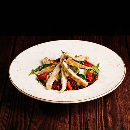 Insalata Mediteraneana con pollo