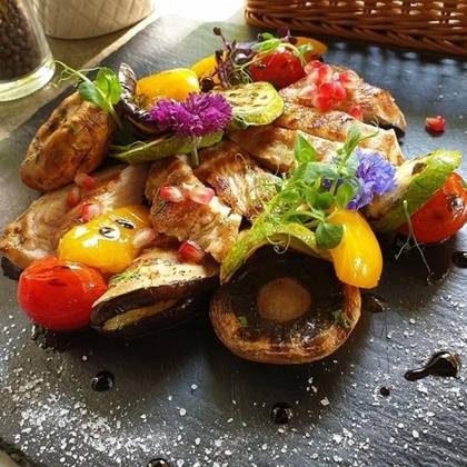 Piept de curcan cu legume la gratar