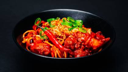 Жареный рис или яичная лапша с курицей