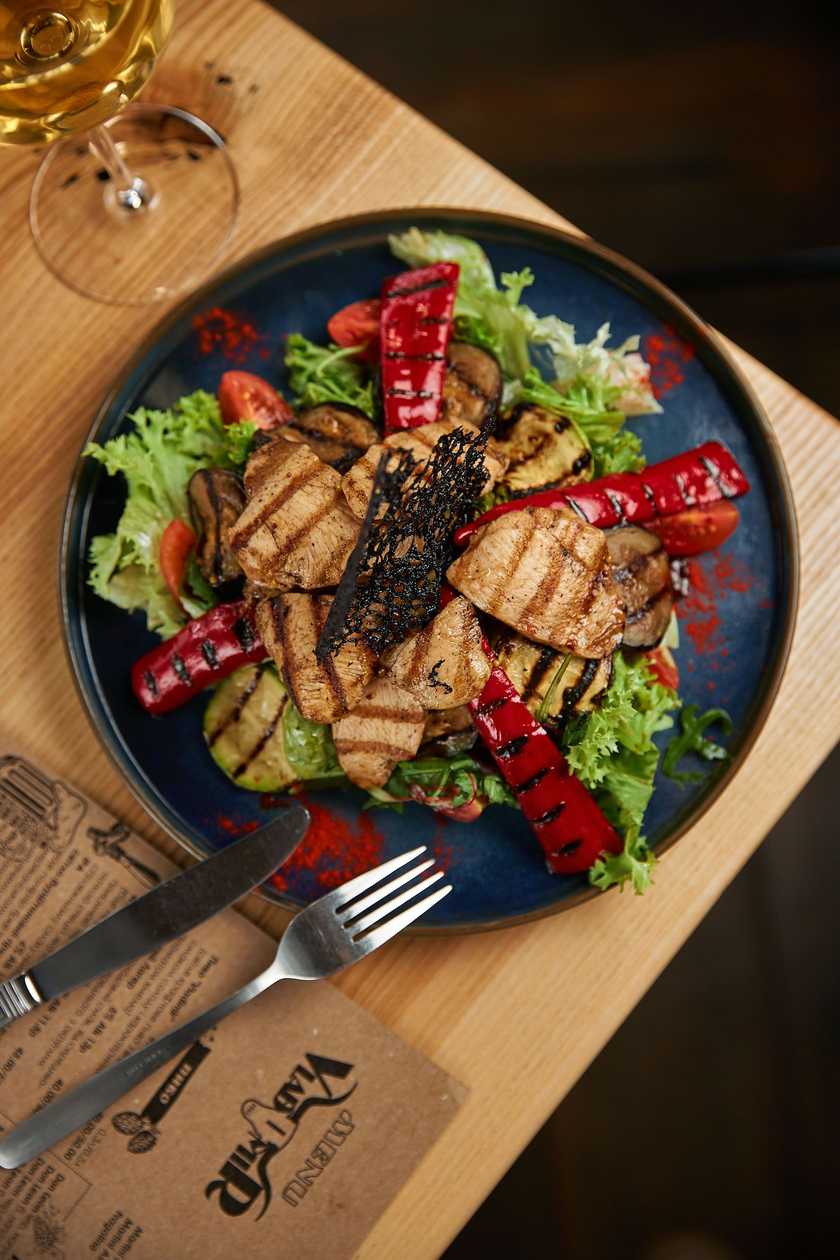Салат із курячою грудкою і овочами josper