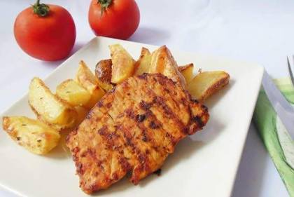 Ceafa de Porc la Gratar cu Cartofi Prajiti