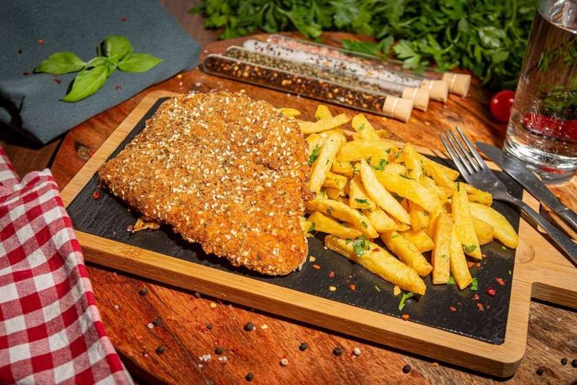 Schnitzel de Pui cu Cartofi Prajiti