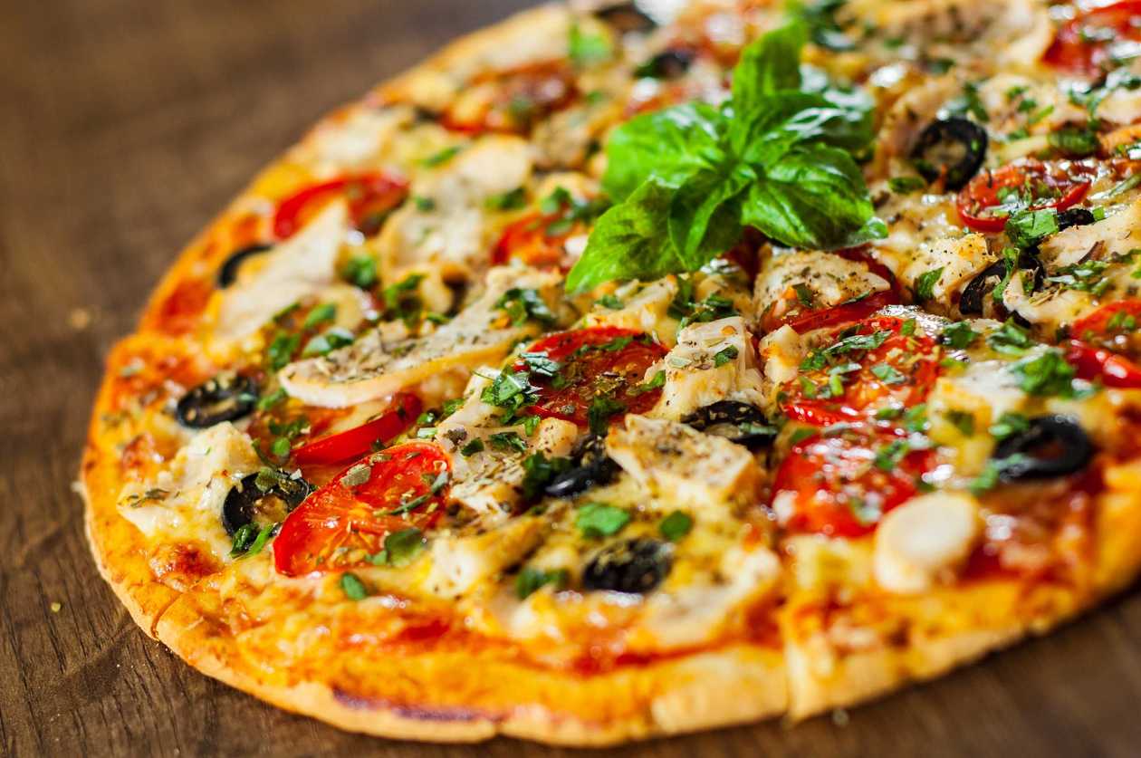 Pizza con pollo