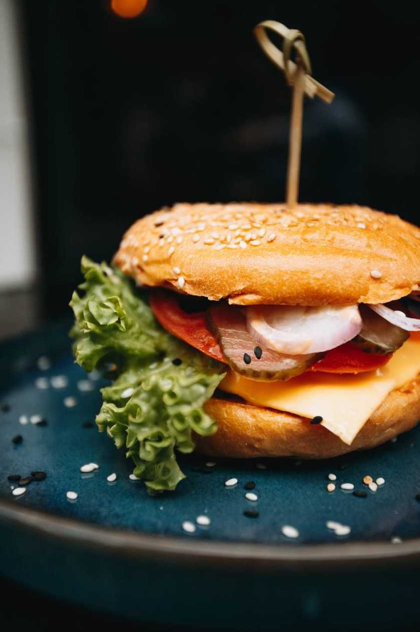 Бургер із яловичою котлетою