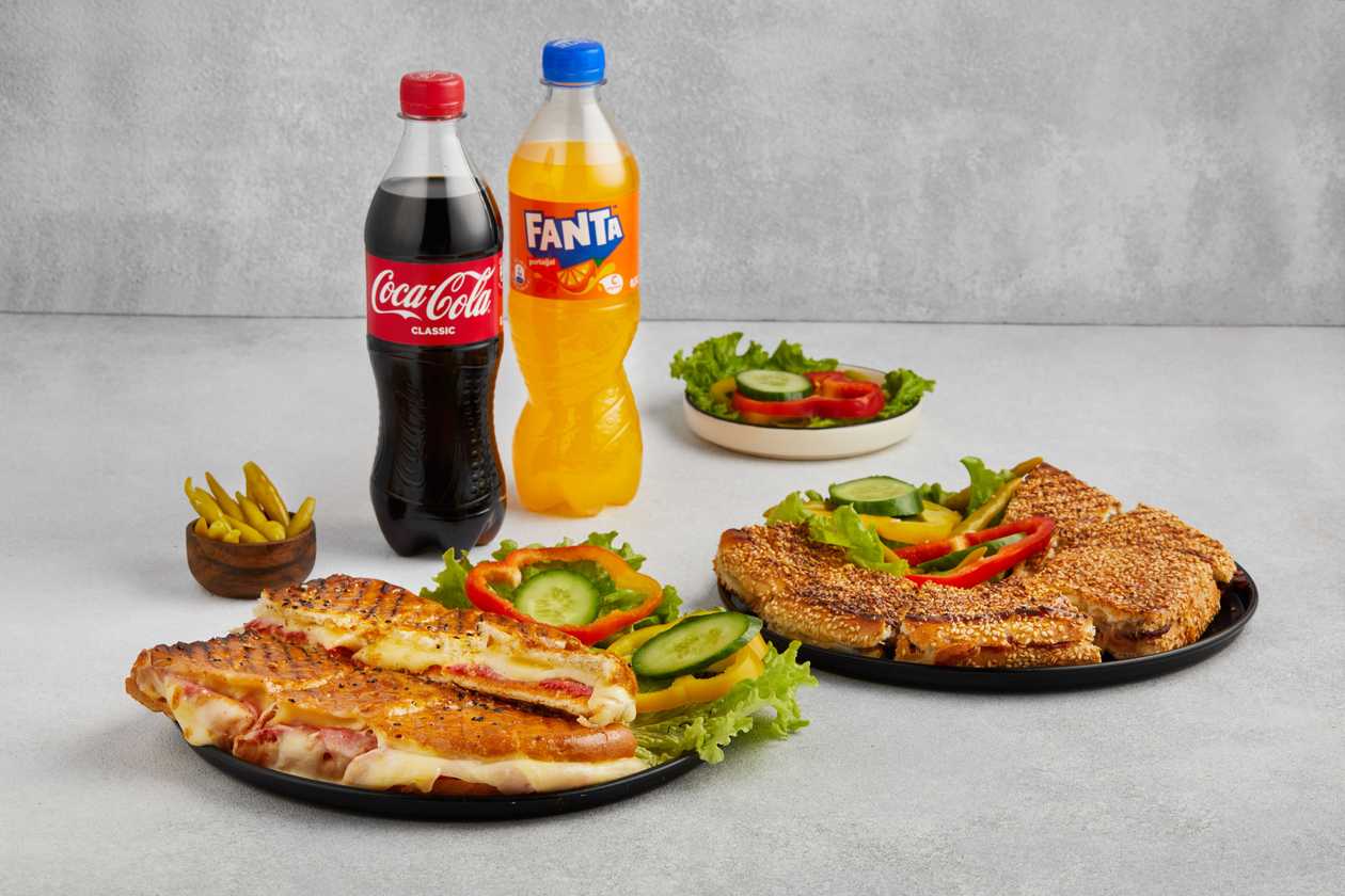 Bazlamada Toyuq Göbələkli Tost + Simitdə Kartoflu Sucuklu Tost + Cola 0,5 + Fanta 0,5