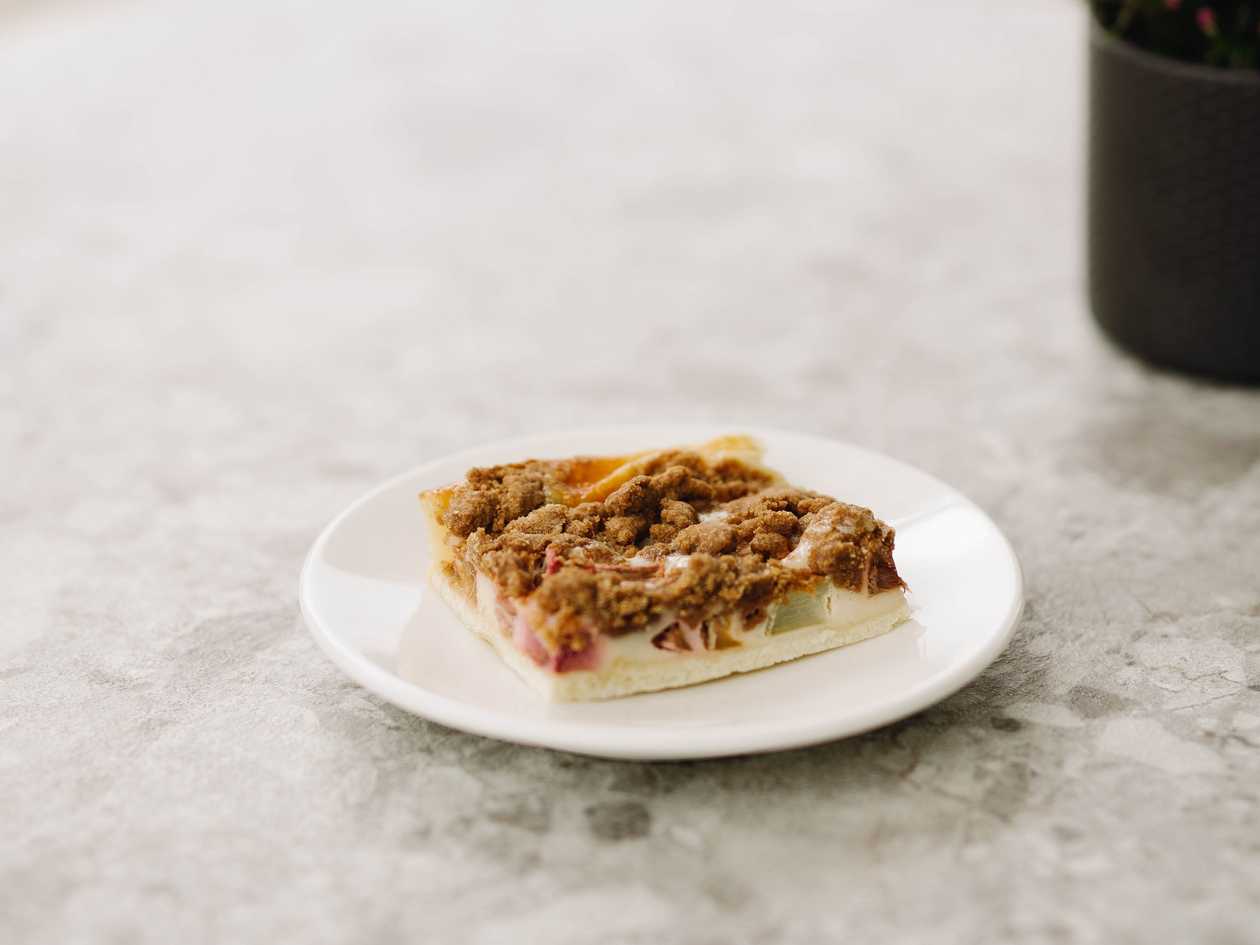 Rhubarb bread with crumble