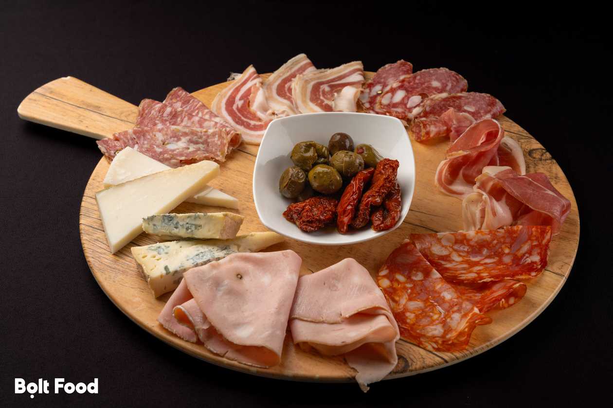 Tagliere di Salumi e Formaggi Tipici