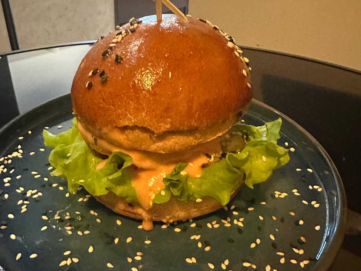 Бургер із курячою котлетою