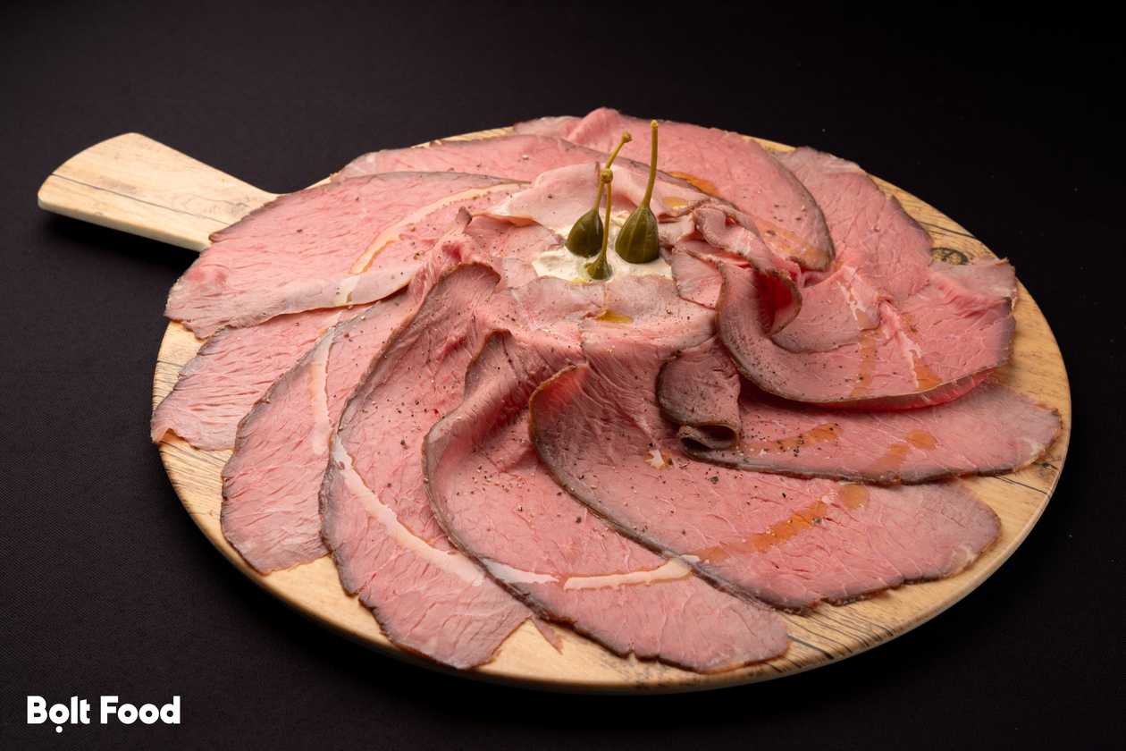 Roast Beef di Vitello con Salsa Tonnata e Frutto del Cappero