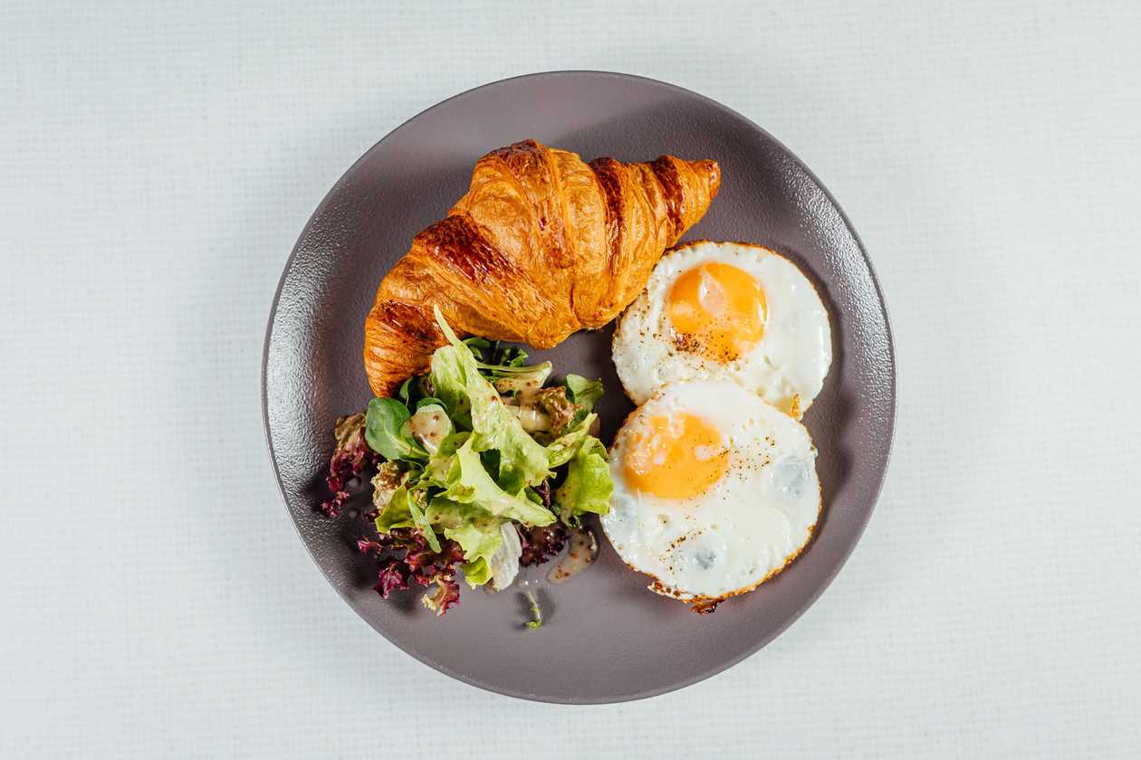 Fried eggs with a butter croissant (1,3,7,10)