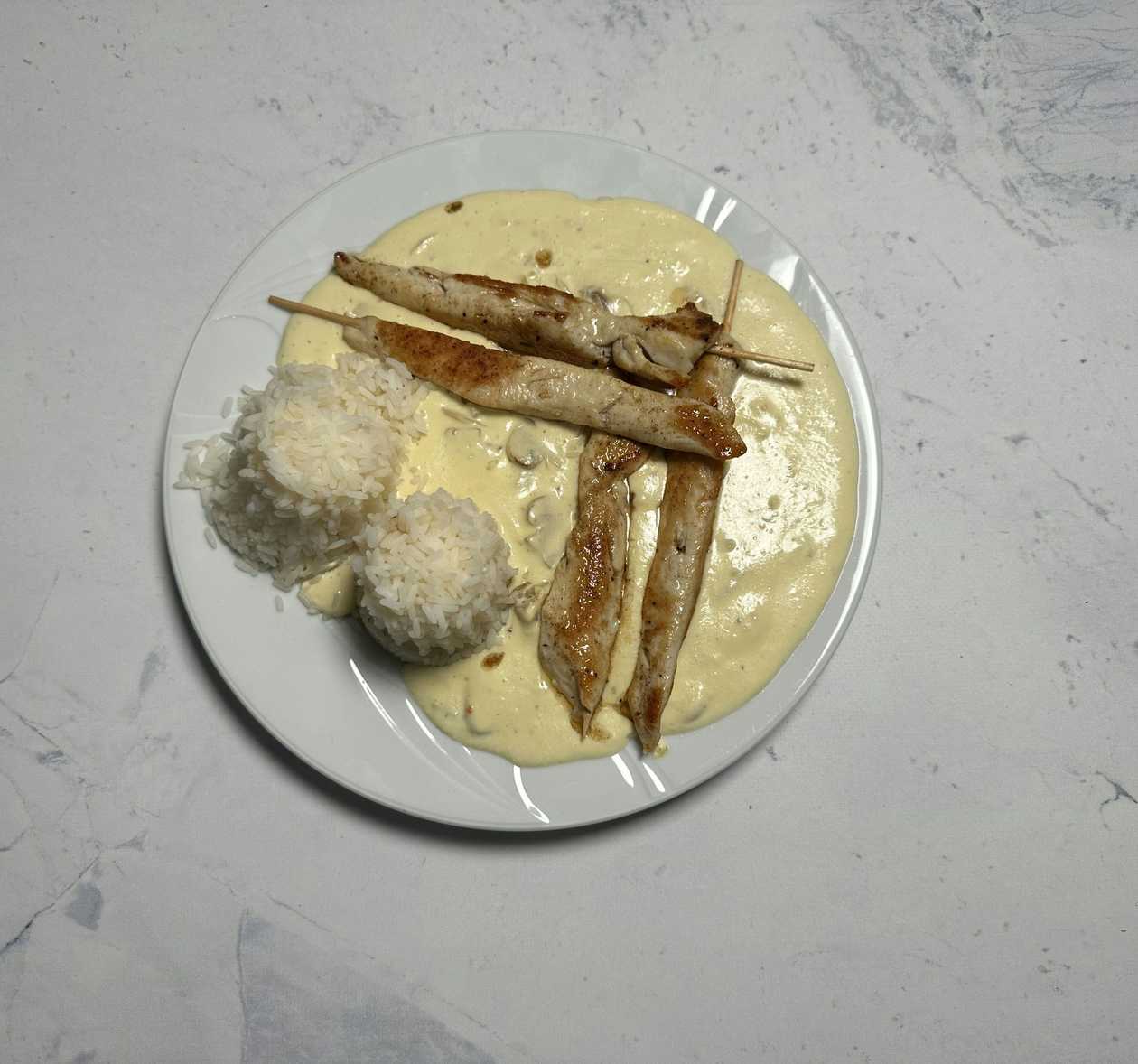 Pileći ražnjići u umaku od šampinjona