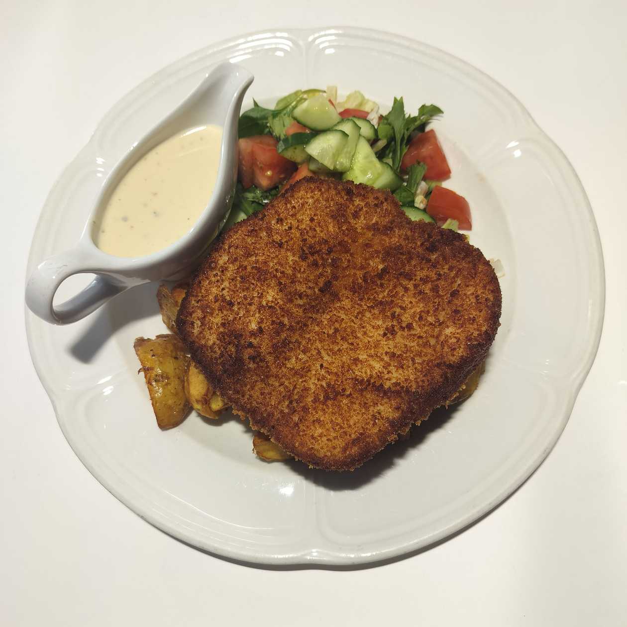 Crispy chicken in panco breading with bear's claw sauce and potato chips