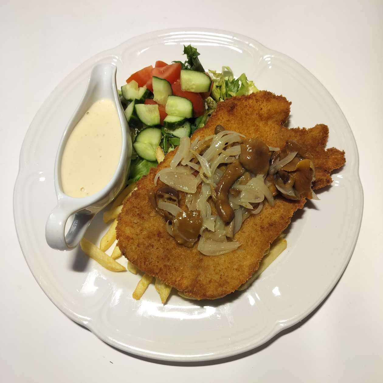 Pork schintzel with cream sauce, fries and mushroom-onion salsa