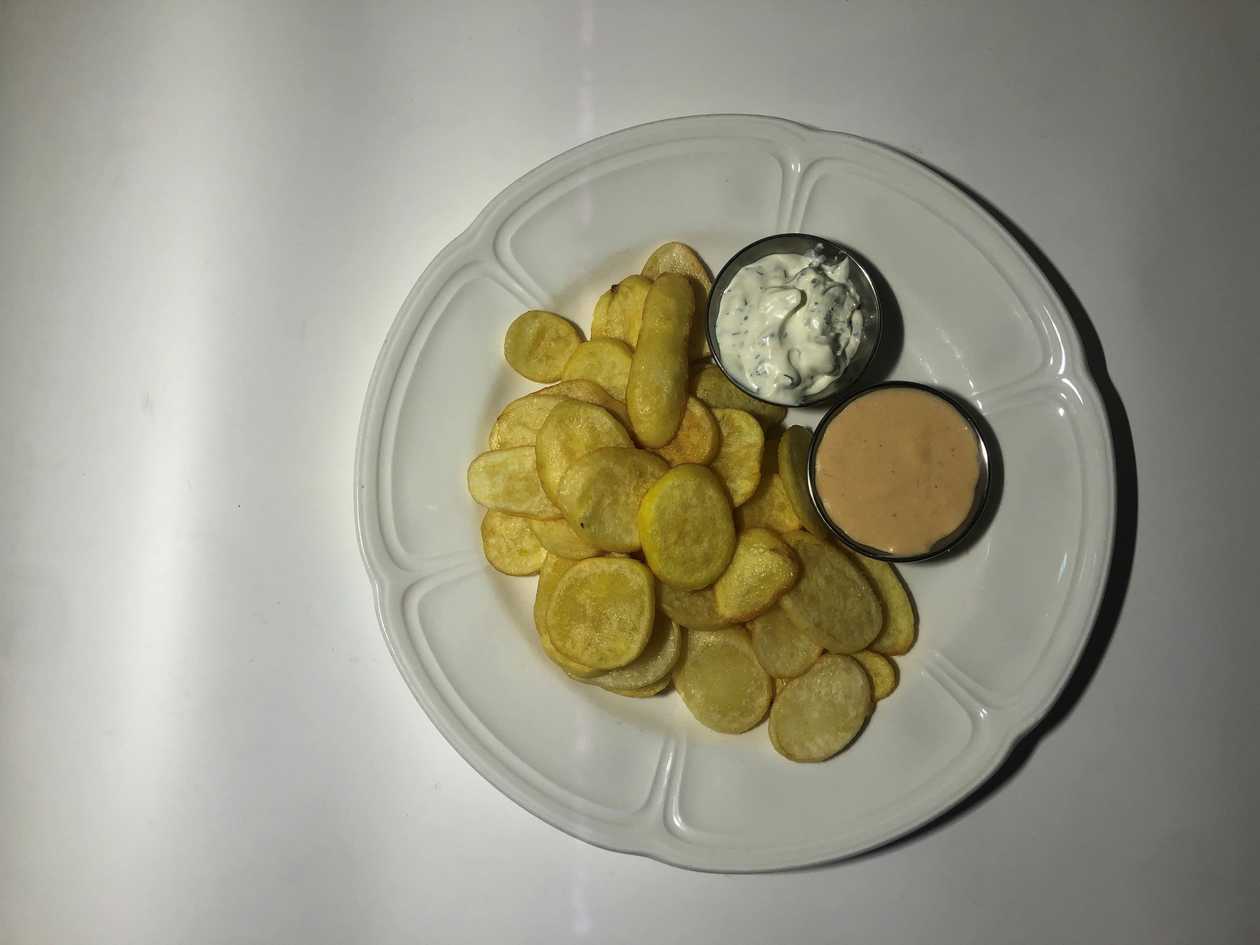 Potato chips with 2 sauces