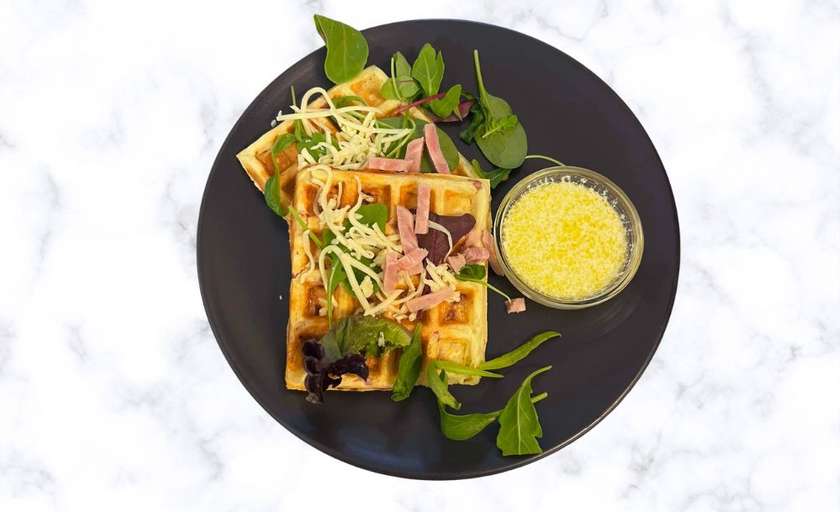 Vafliai su kumpiu, sūriu ir sviesto greitinės padažu