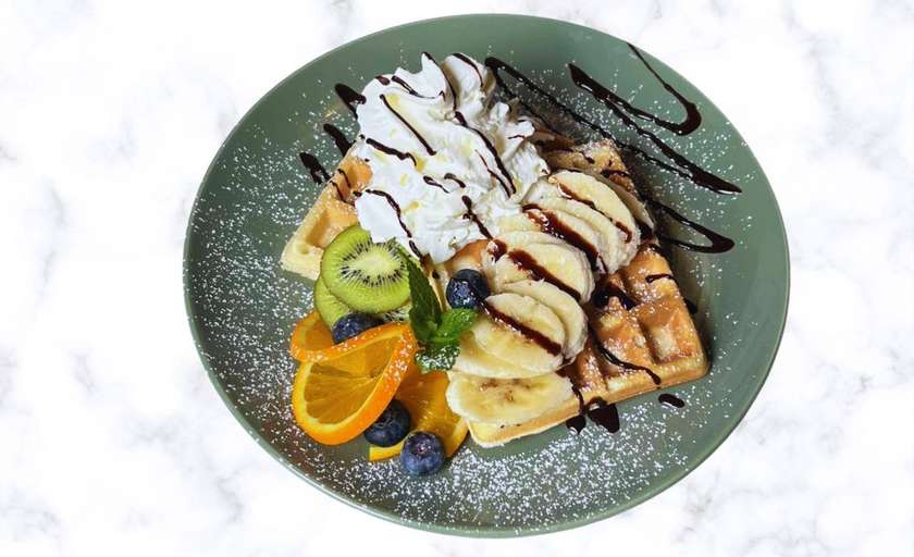 Vafliai su bananais ir plakta grietinėle