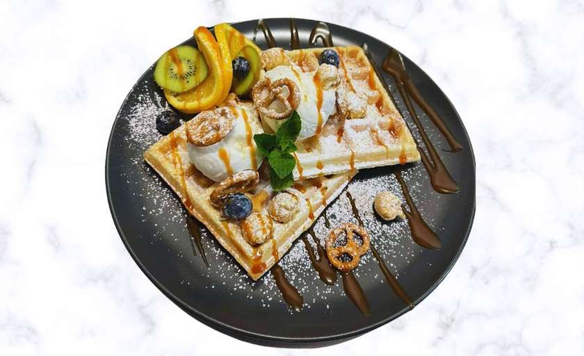 Vafliai su vaniliniais ledais ir sūrios karamelės padažu