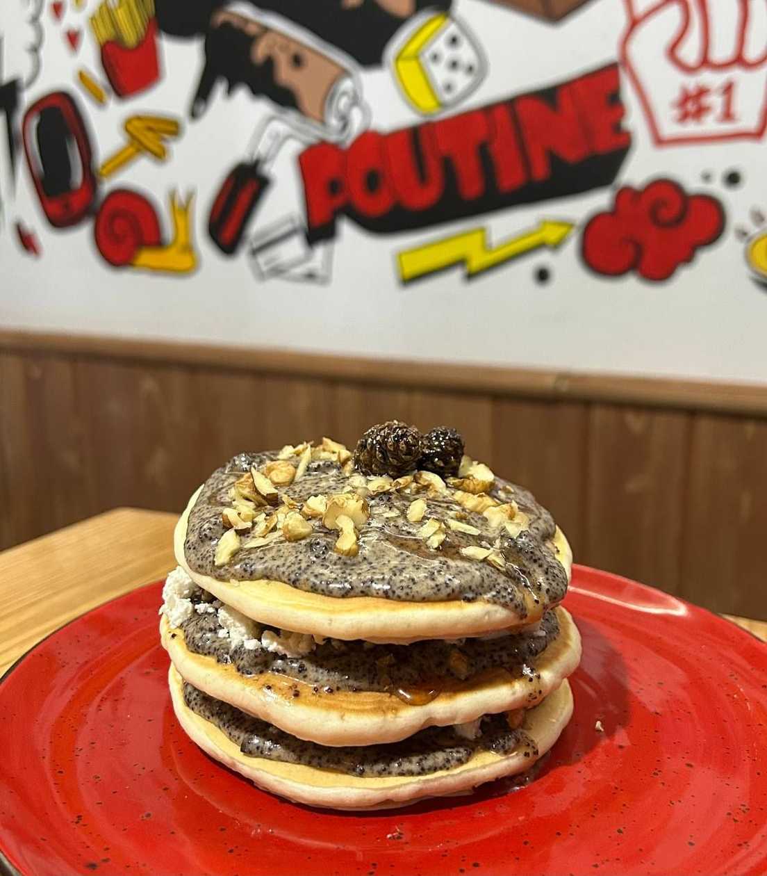 Панкейки №10 з варенням з молодих соснових шишок,маком та бринзою