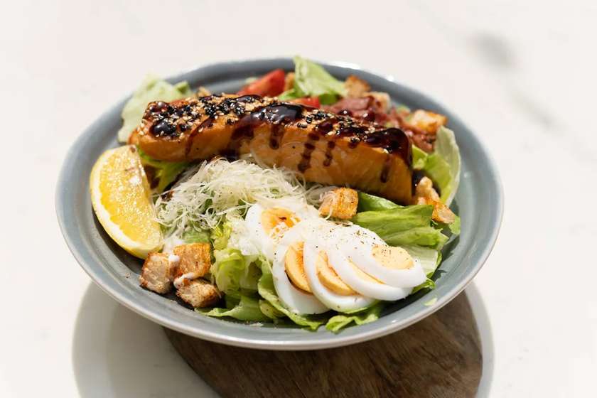 Salată Caesar cu Somon