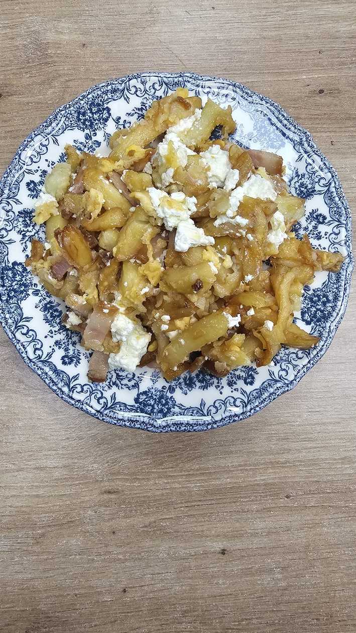 Cartofi cu omleta , brânză si bacon
